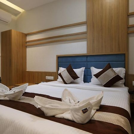 Hotel Decent Unjha Екстериор снимка