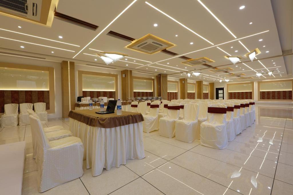 Hotel Decent Unjha Екстериор снимка