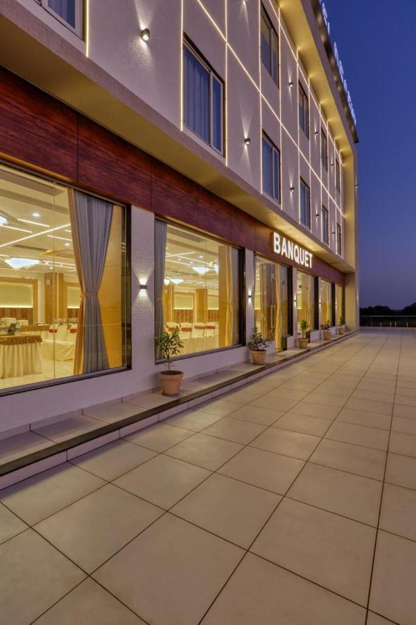 Hotel Decent Unjha Екстериор снимка
