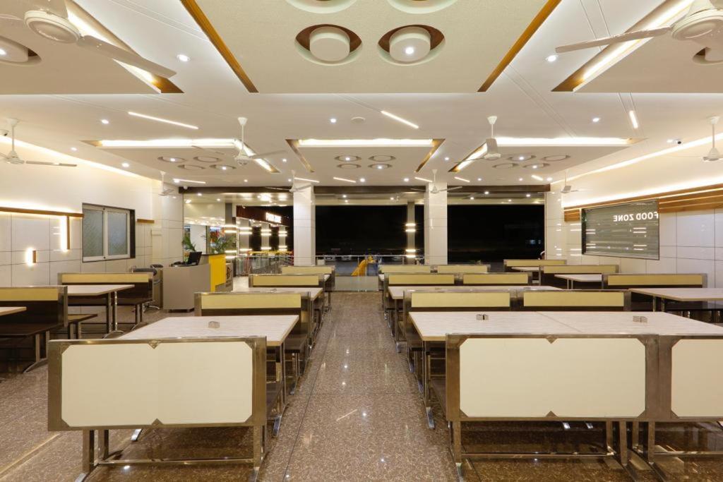 Hotel Decent Unjha Екстериор снимка