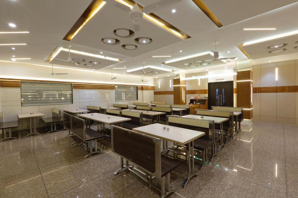 Hotel Decent Unjha Екстериор снимка