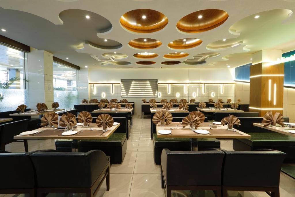 Hotel Decent Unjha Екстериор снимка