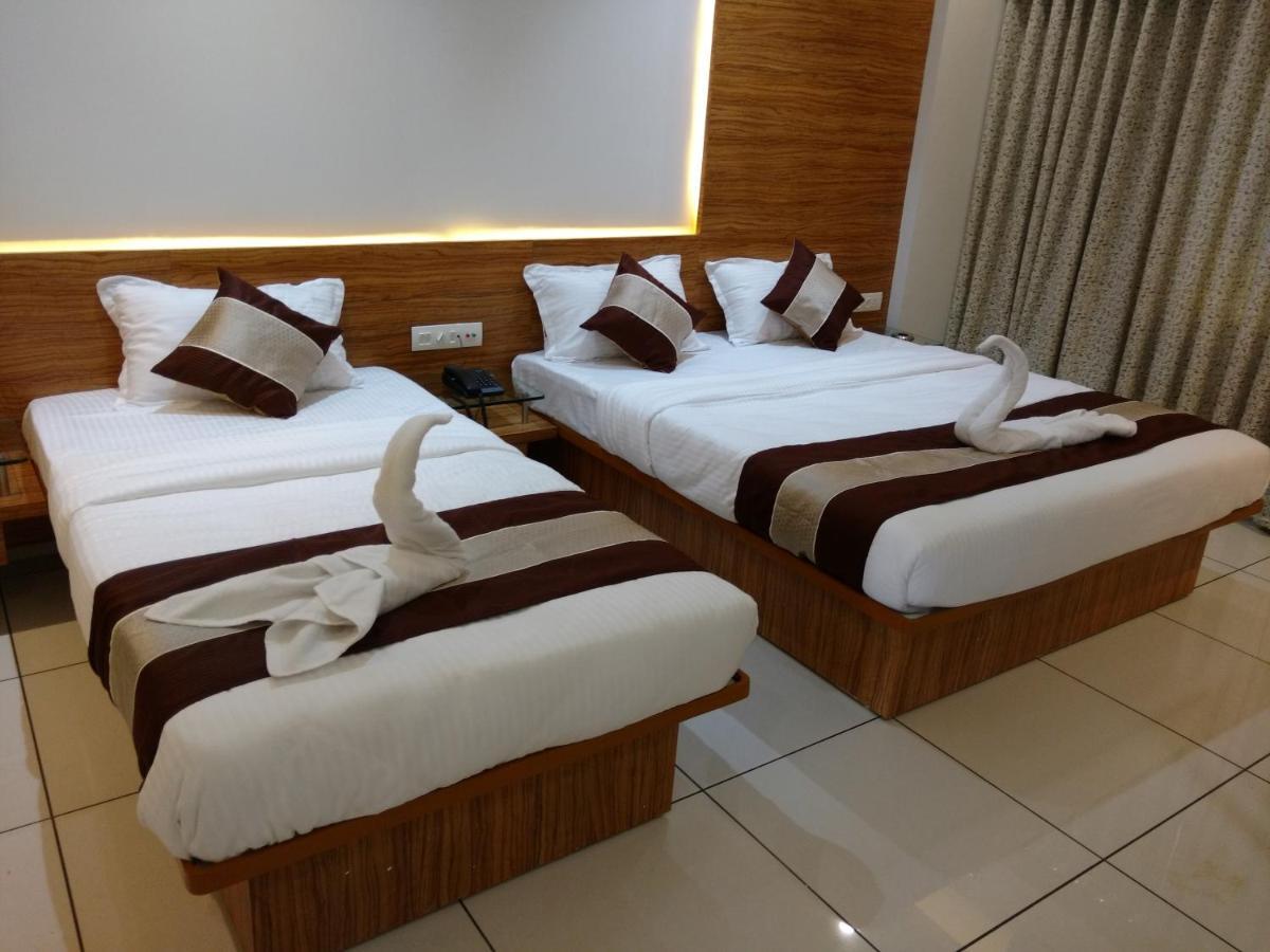 Hotel Decent Unjha Екстериор снимка