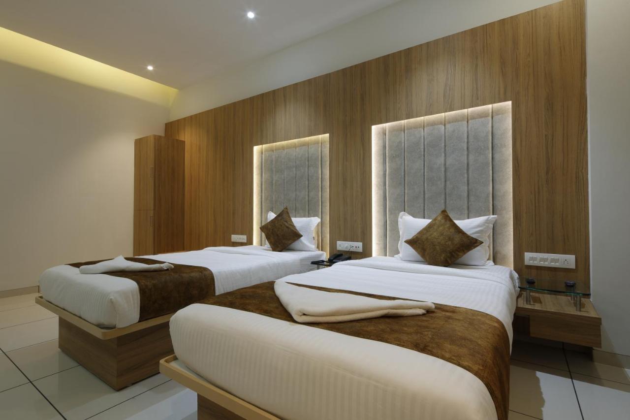 Hotel Decent Unjha Екстериор снимка