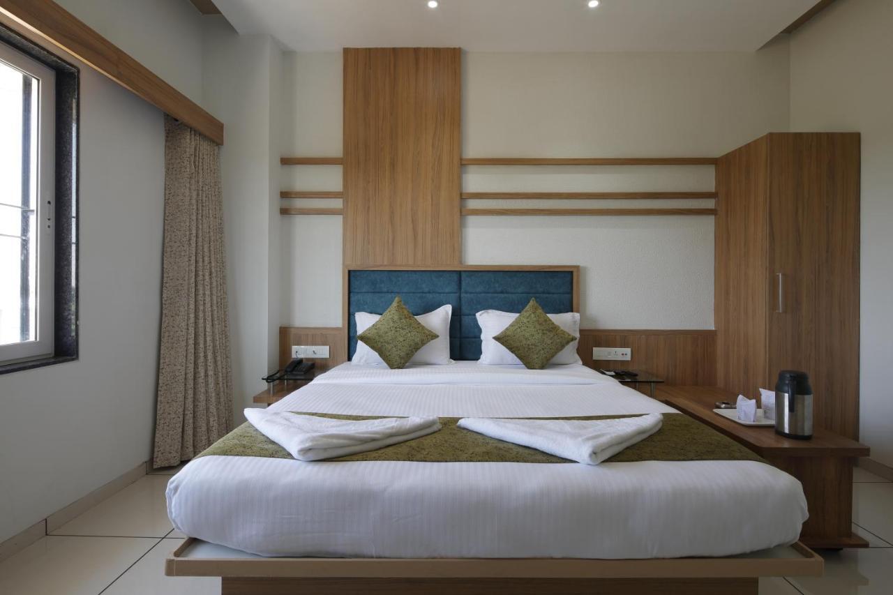 Hotel Decent Unjha Екстериор снимка