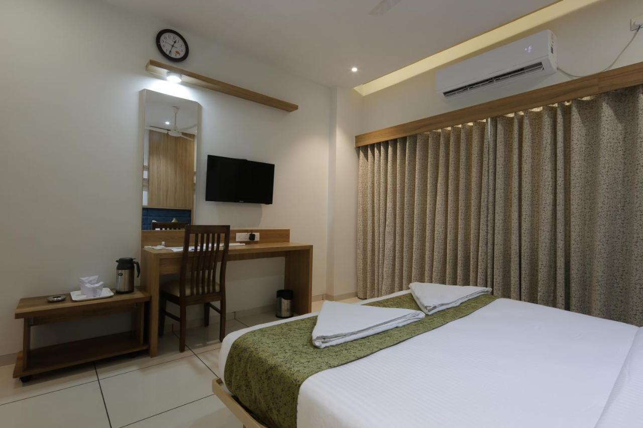 Hotel Decent Unjha Екстериор снимка