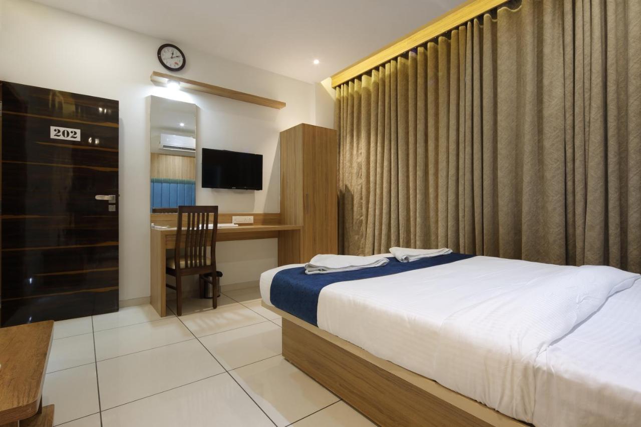 Hotel Decent Unjha Екстериор снимка
