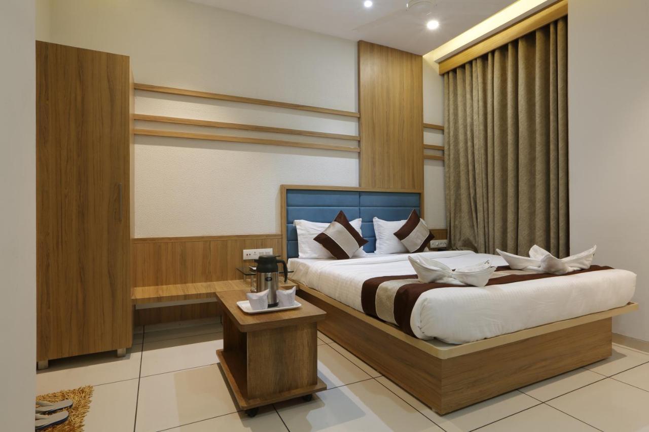 Hotel Decent Unjha Екстериор снимка