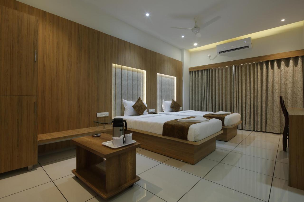 Hotel Decent Unjha Екстериор снимка