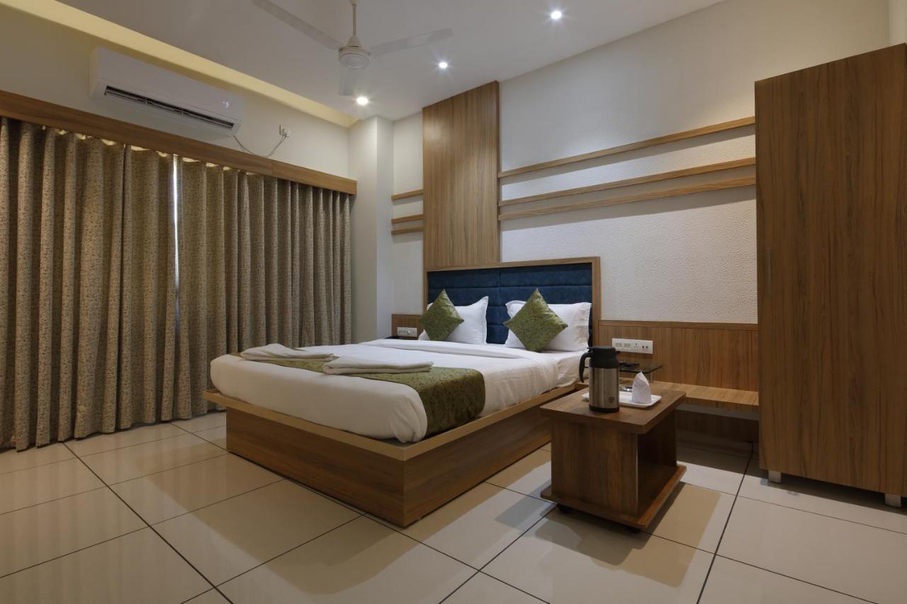 Hotel Decent Unjha Екстериор снимка