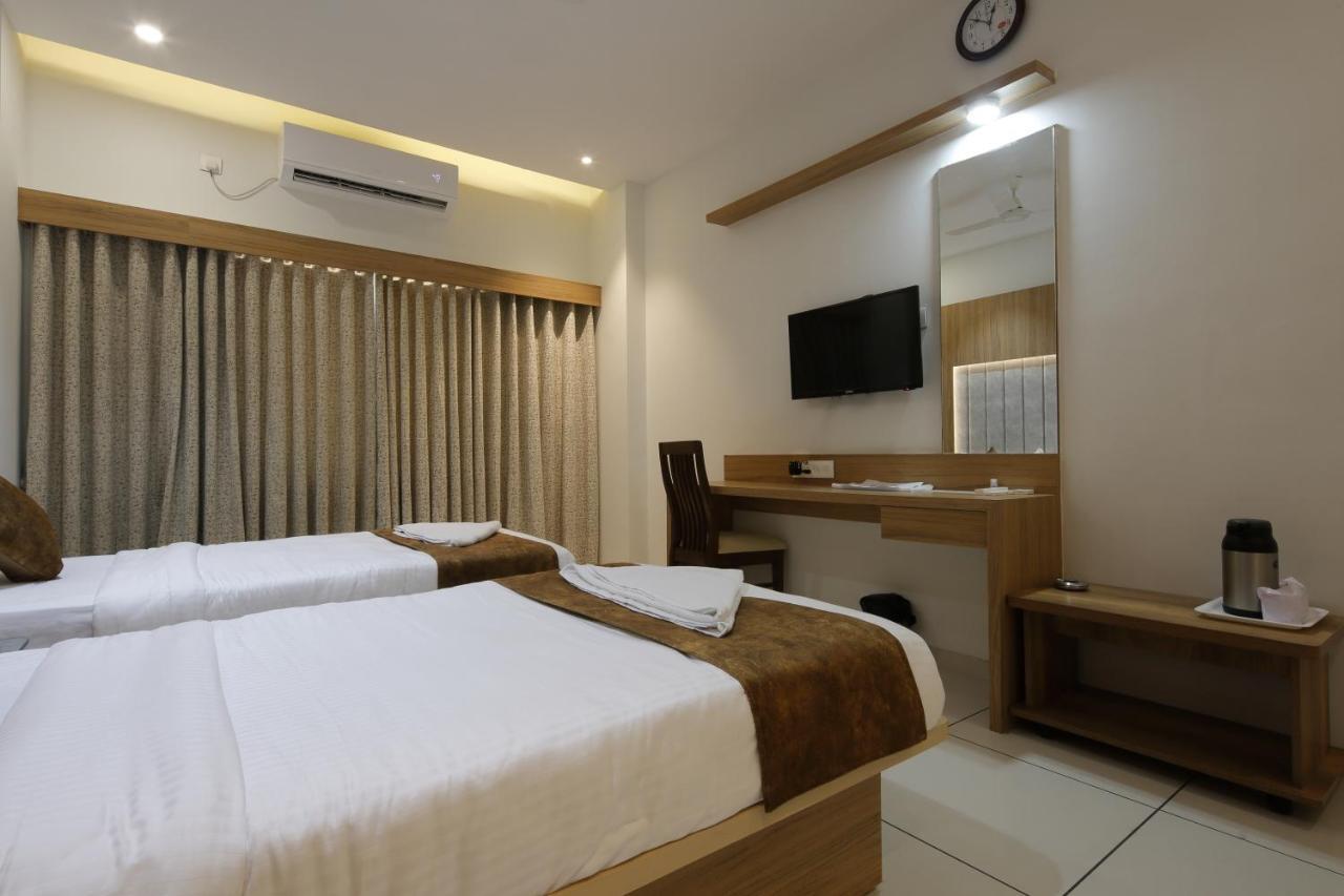 Hotel Decent Unjha Екстериор снимка