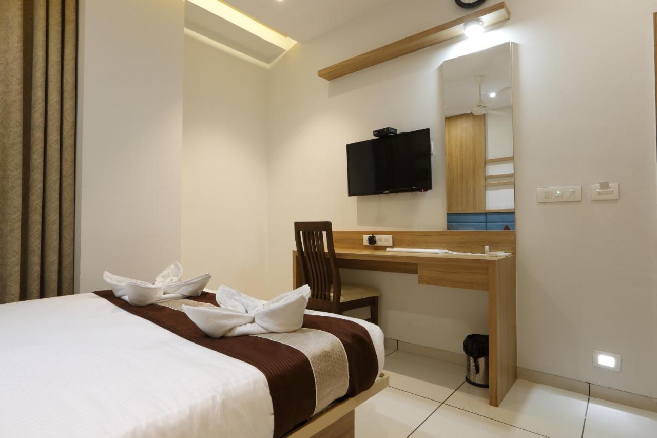 Hotel Decent Unjha Екстериор снимка