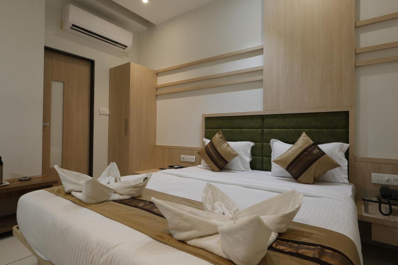 Hotel Decent Unjha Екстериор снимка