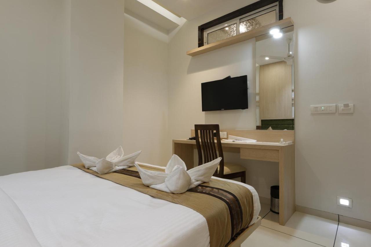 Hotel Decent Unjha Екстериор снимка