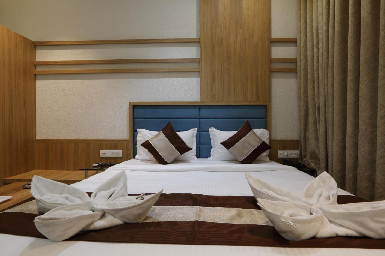 Hotel Decent Unjha Екстериор снимка