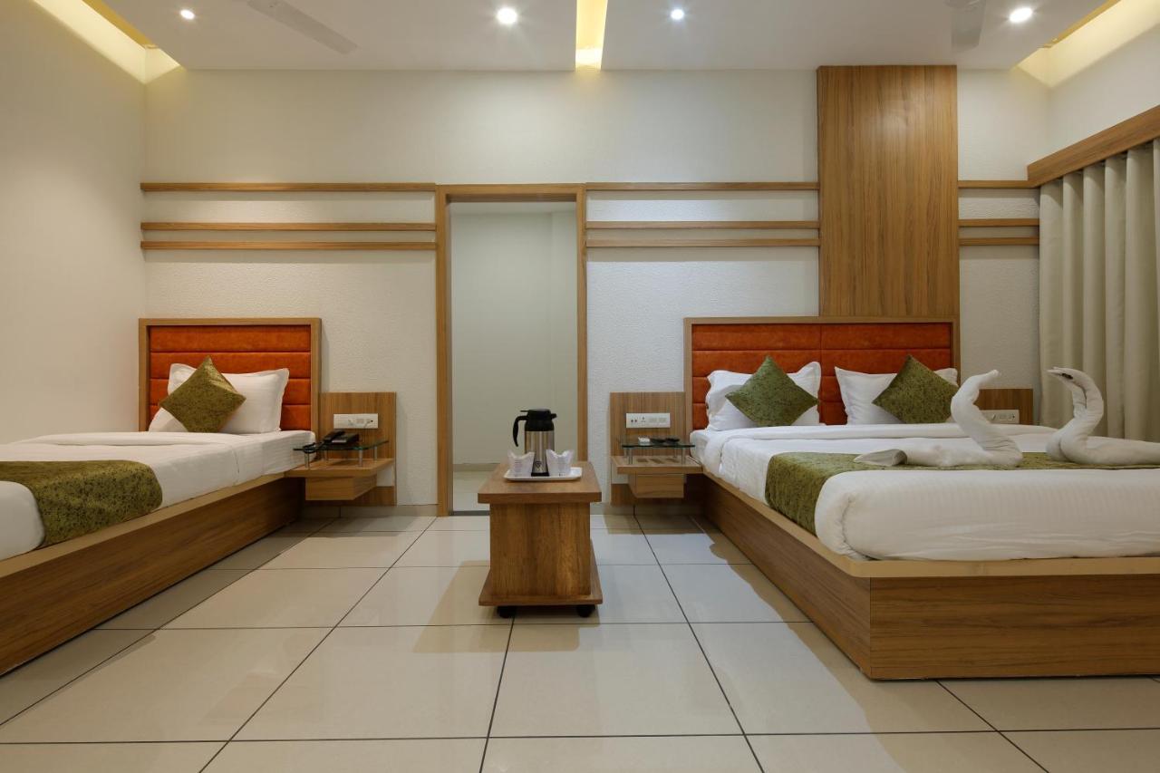 Hotel Decent Unjha Екстериор снимка
