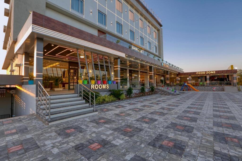 Hotel Decent Unjha Екстериор снимка
